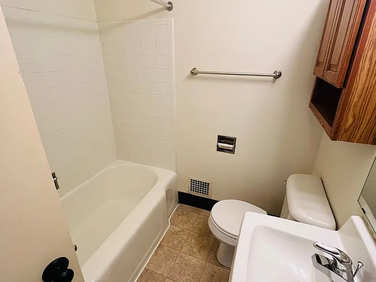 135 E Johnson St — Photo 2