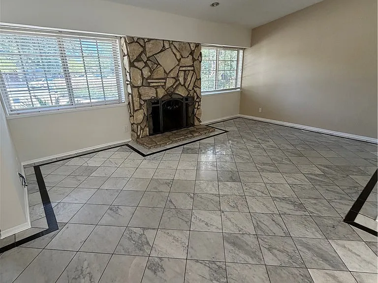 22346 Hartland St — Photo 7