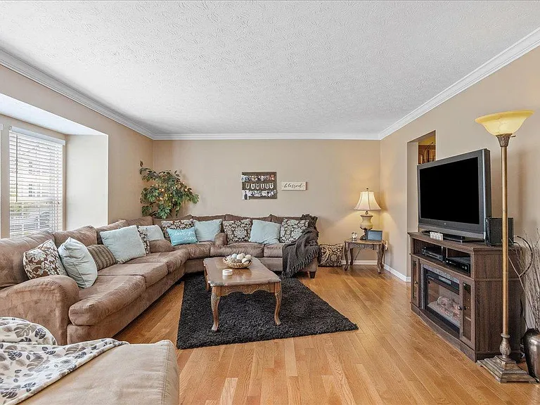 531 Village Green Blvd W — Photo 5