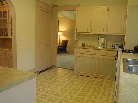 Roomy eat-in Kitchen