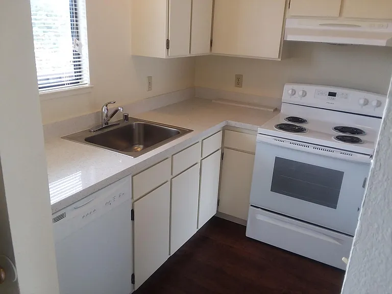415 Dela Vina Ave #F — Photo 9