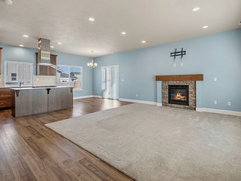 280 NW Double Eagle Ave — Photo 2