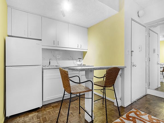 4th image of 150 W 50th St #1703