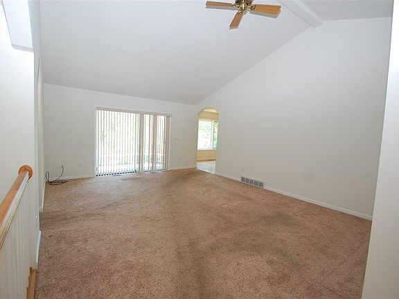 4th image of 494 W River Park Dr