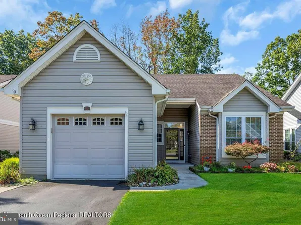 132 Sylvan Lake Blvd, Bayville, NJ 08721