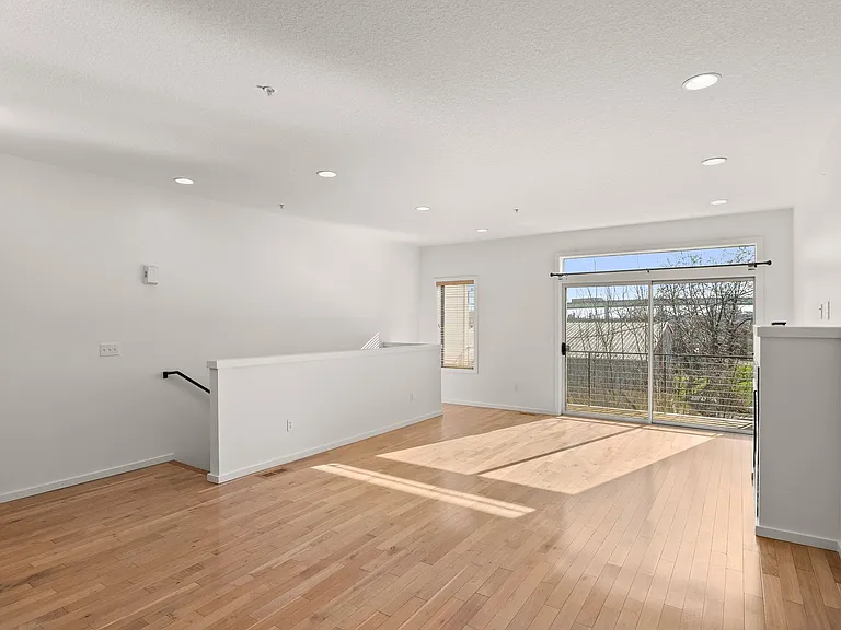 3220 N Michigan Ave — Photo 6