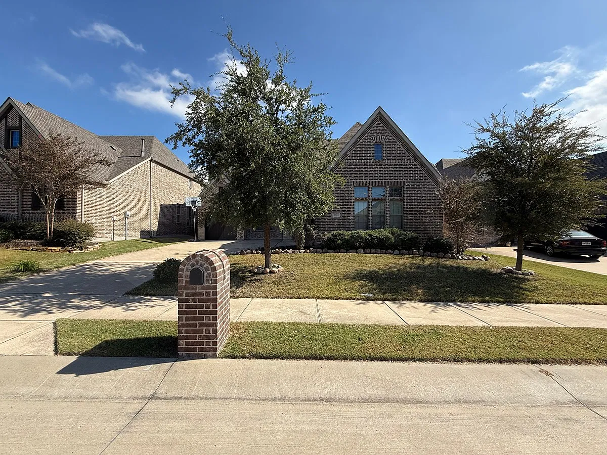 4 bed, 4.0 bath, 3959 sqft, $3,900 — Photo 2