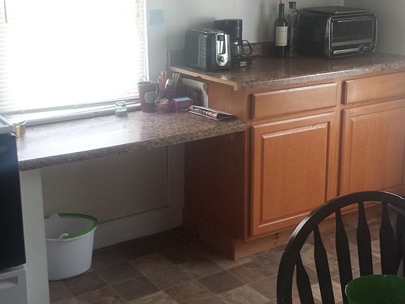 3rd image of 915 1/2 Main St E