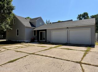 802 S 2nd St, Milbank, SD 57252
