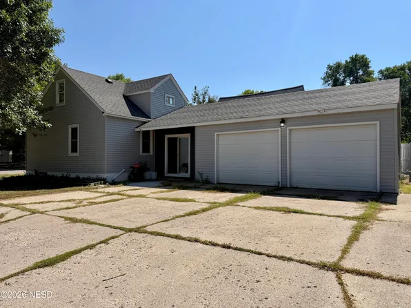 802 S 2nd St, Milbank, SD 57252