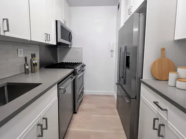 115 East 34th Street 2111 image 3 of 15