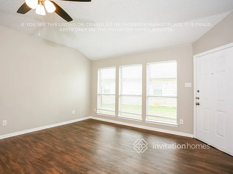 1047 Waterview Dr — Photo 2