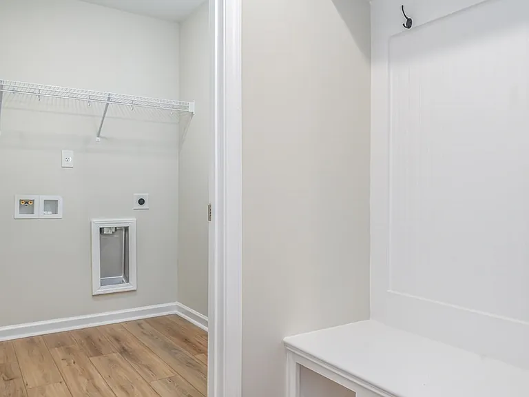 209 Courtland Dr — Photo 2