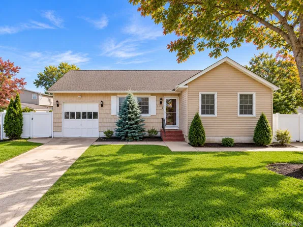 1523 2nd Street, West Babylon, NY 11704