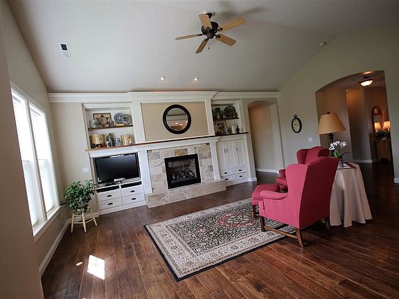 4th image of 1076 Cromwell Ave