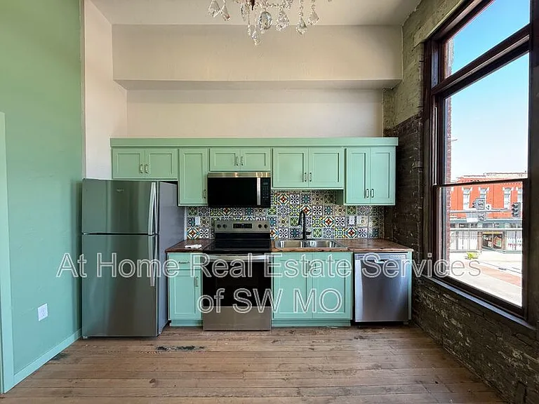 320 W Walnut St #201 — Photo 1