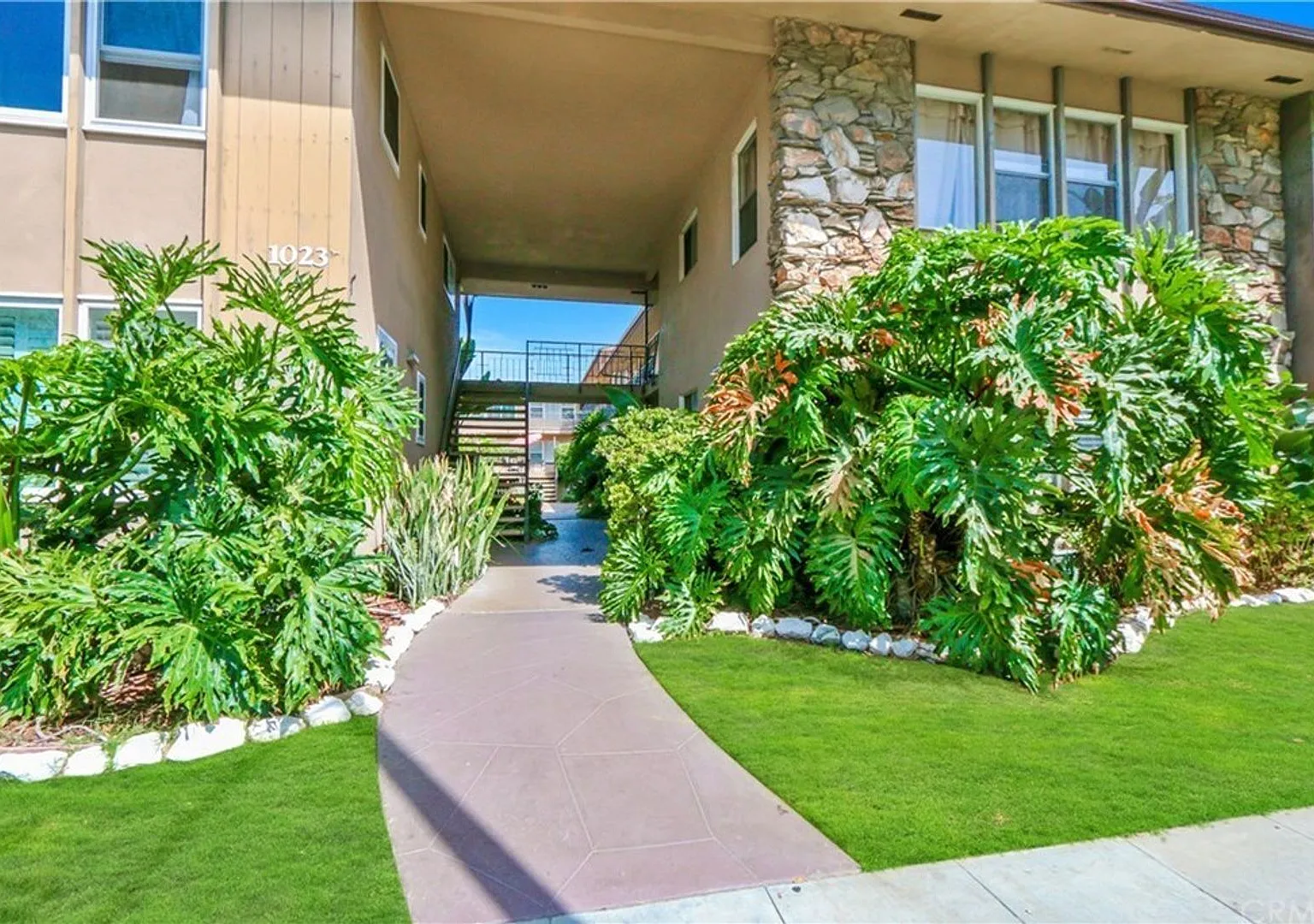 1 Bedroom 1 Bath Located in the highly sought after "Towne Capri" complex in Long Beach — Photo 1
