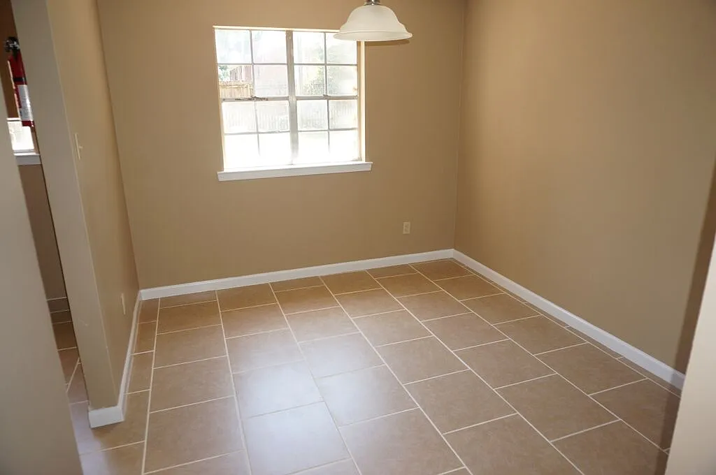 Completely Renovated 3 Bedroom 1.5 Bath Duplex Home — Photo 4