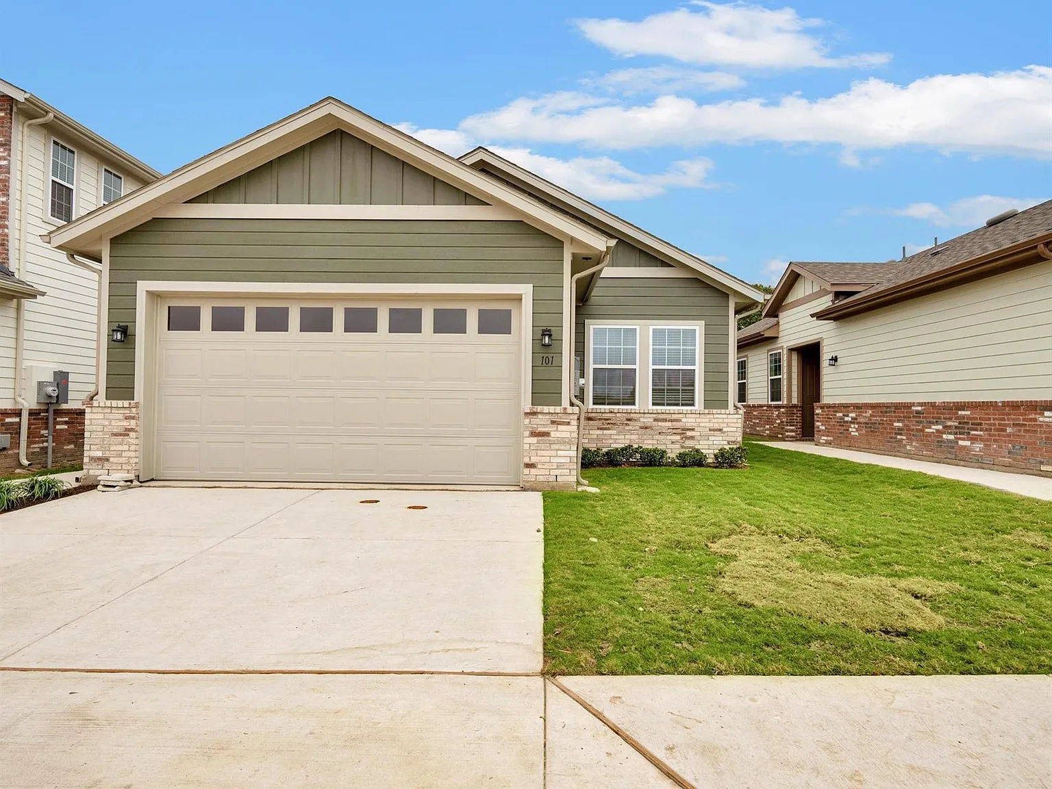 3 bed, 2.0 bath, 1078 sqft, $2,649 — Photo 2