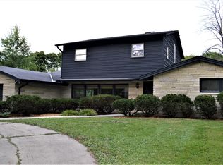 552 E Bay Point Rd, Bayside, WI 53217