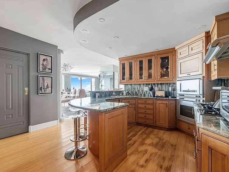 65 E India Row #26F — Photo 17