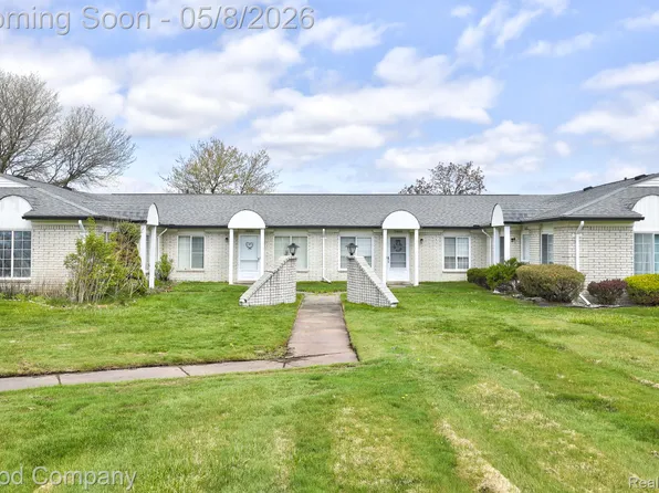 32832 Meadowbrook Ln #81, Warren, MI 48093