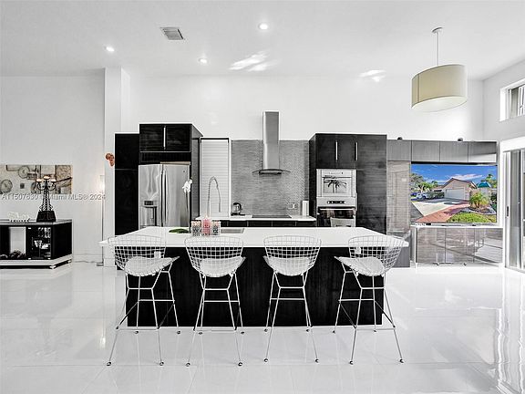 5th image of 14924 Encino Cir N