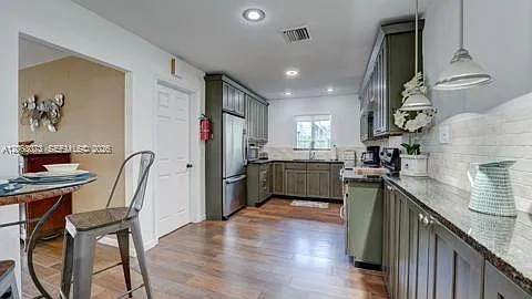 112 NE 10th Ave — Photo 10
