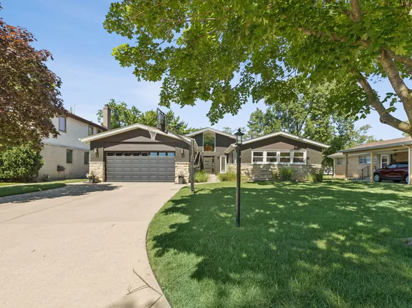 9424 Tripp Ave, Skokie, IL 60076