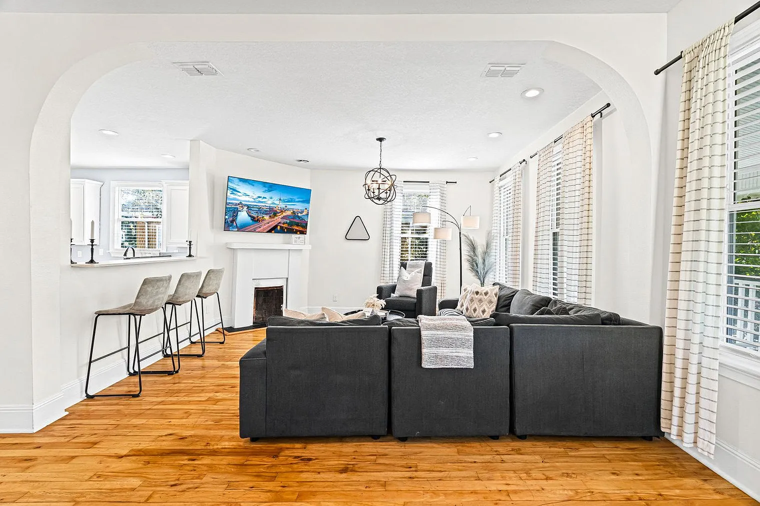 2 bed, 2.0 bath, 893 sqft, $2,484 — Photo 2