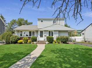 17 Columbia Rd, Hicksville, NY 11801