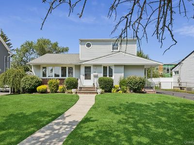 17 Columbia Rd, Hicksville, NY, 11801