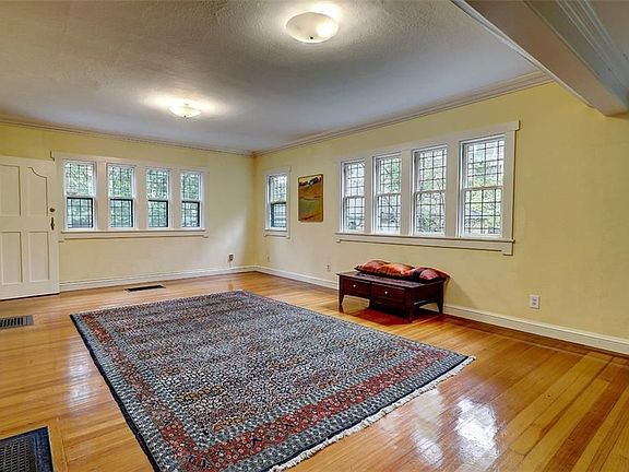 5th image of 125 Lloyd Ave