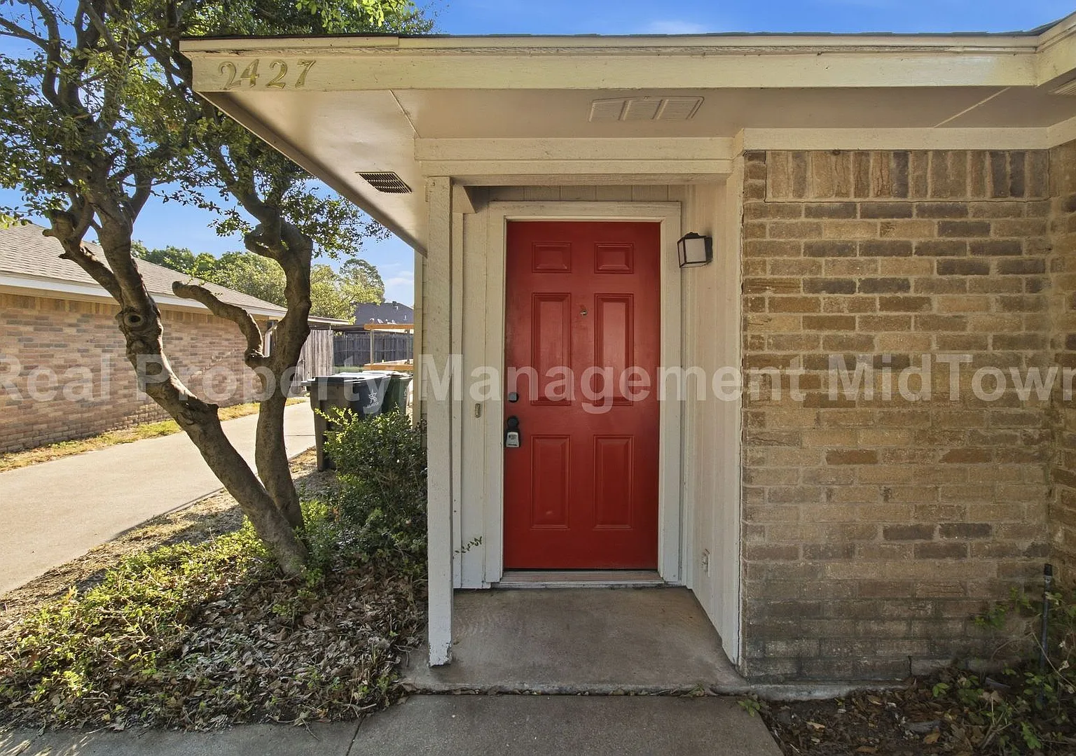 Charming 2-Bedroom Home in a Convenient Arlington Location — Photo 3