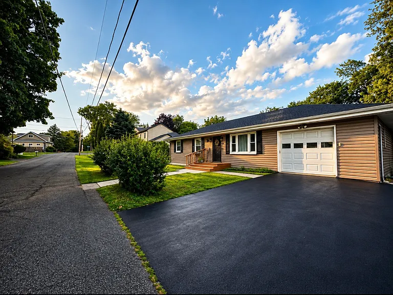 42 N Bridge Dr — Photo 2
