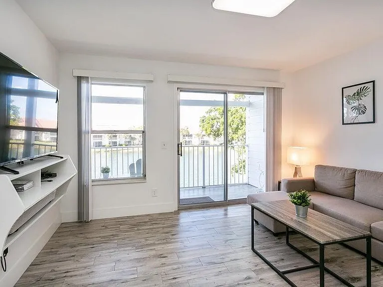 275 Cypress Point Dr — Photo 3