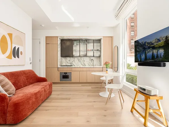 135 E 47th St #3B, New York, NY 10017