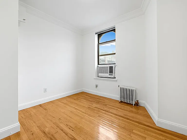 310 E 19th St #13 — Photo 6