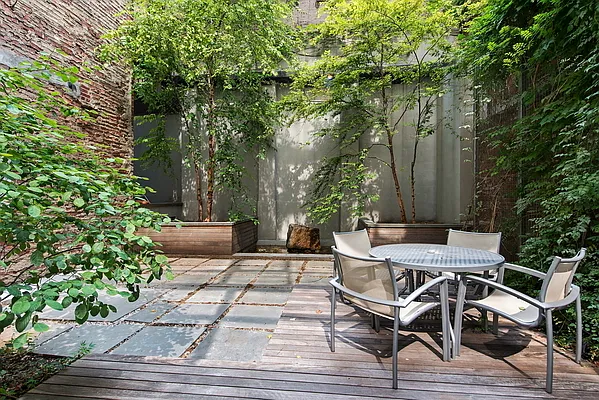 Sold by Compass | media 18