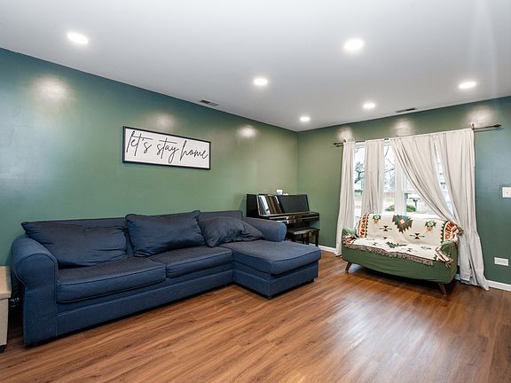 5th image of 914 Wembley Dr