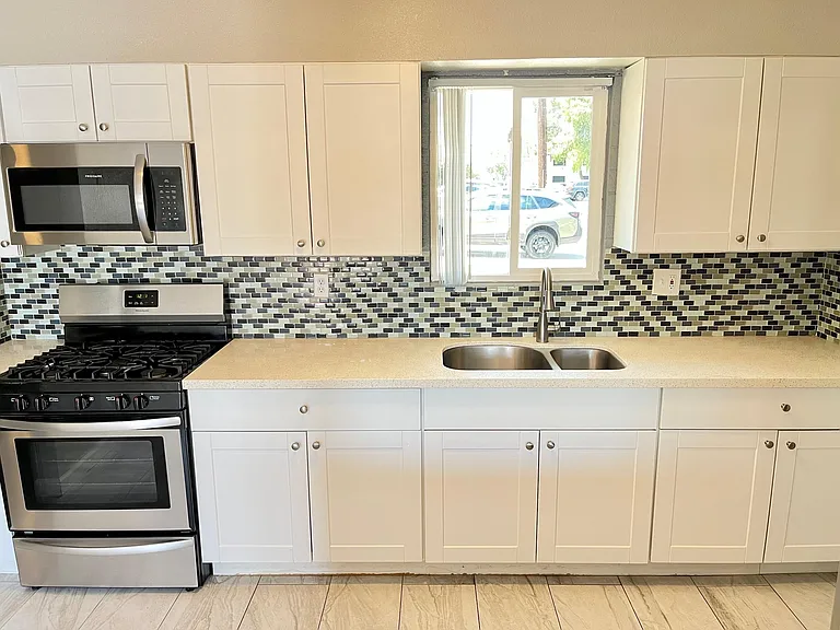710 W 5th St #A — Photo 27
