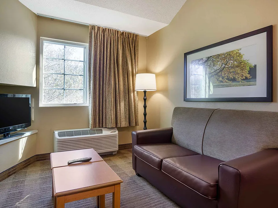 1 Bedroom Suite - 1 Queen Bed