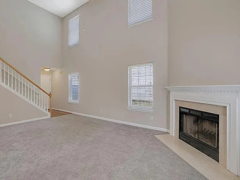 2295 Lexington Ln — Photo 3