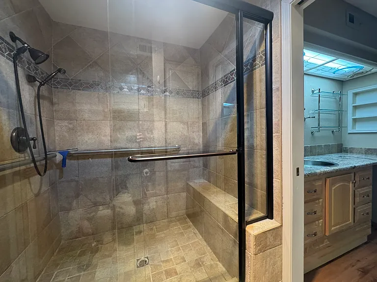2022 Merrill Ln #6D — Photo 33