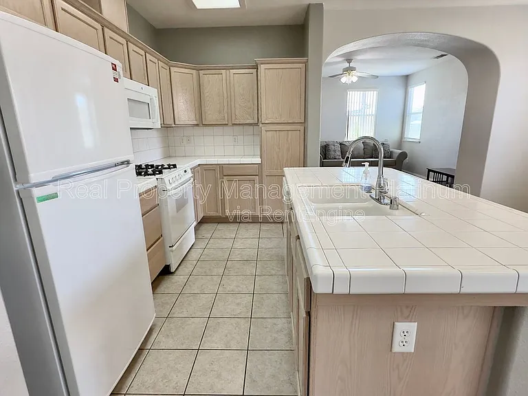 643 W Casanova Ln — Photo 4