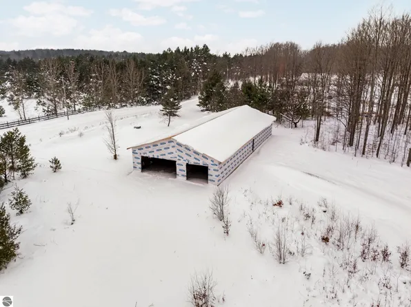 9373 Kingsley Rd, Kingsley, MI 49649