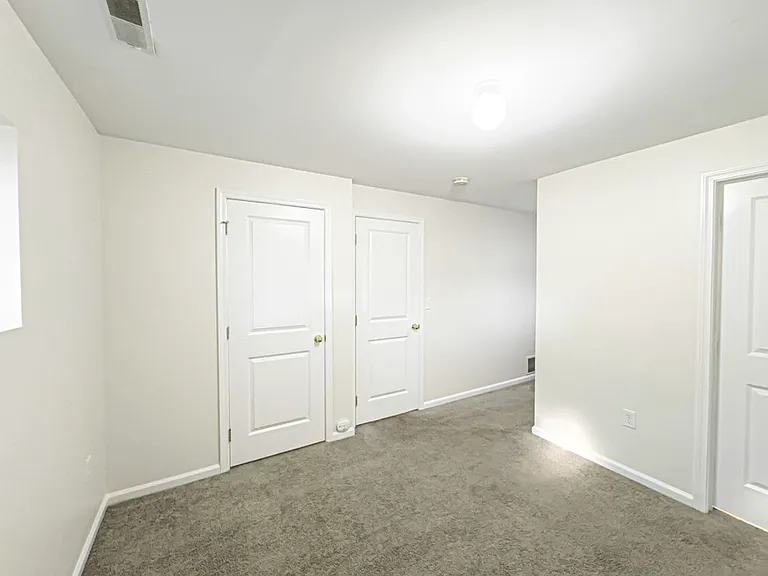 48 S Poplar St — Photo 17