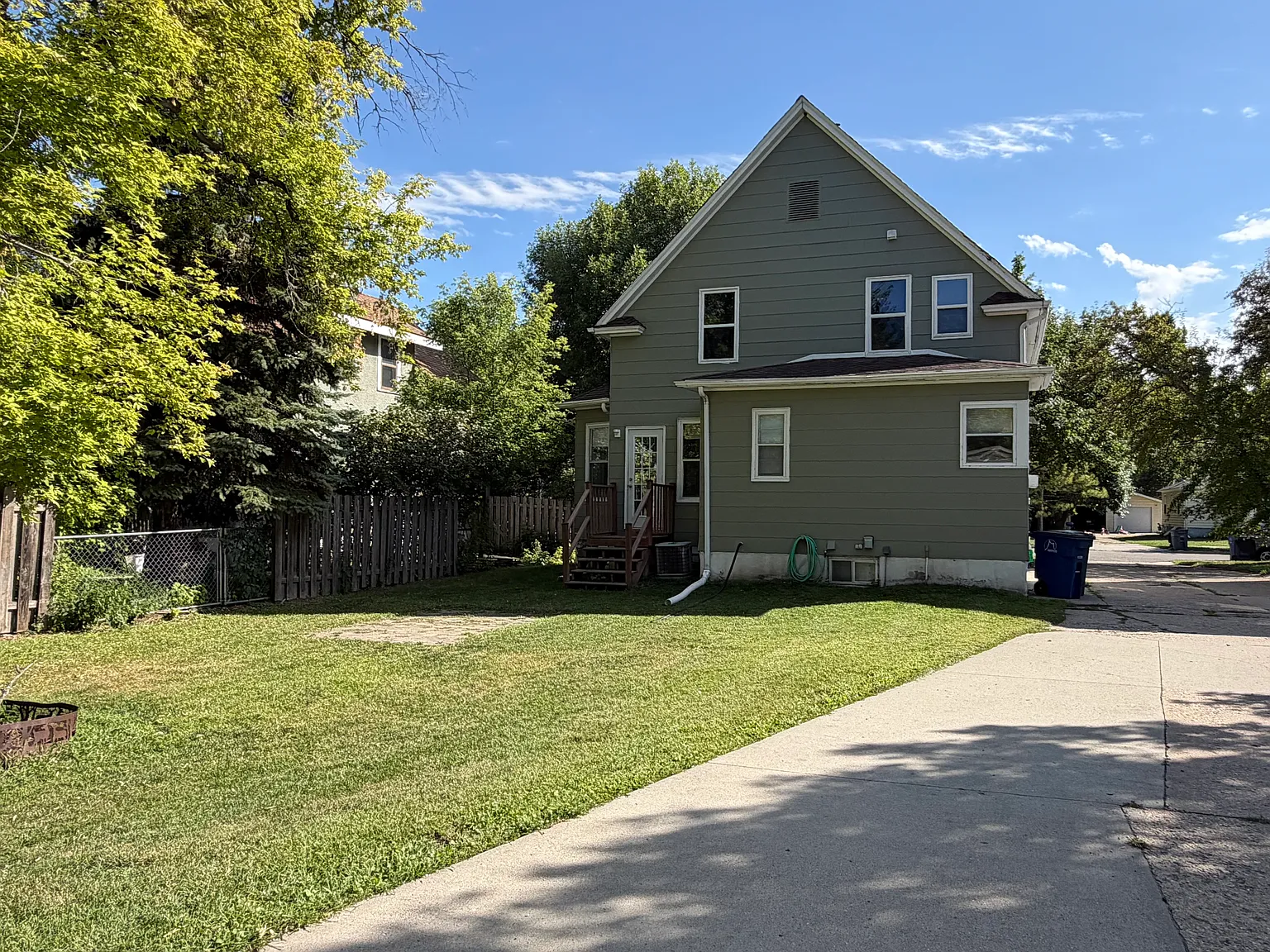 Welcoming front porch and 3 bathrooms! — Photo 2
