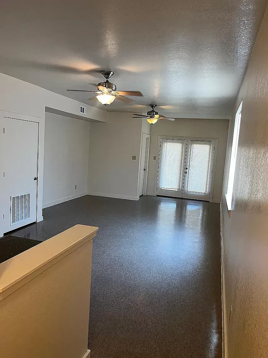 2 bed, 1000 sqft, $1,050 — Photo 2
