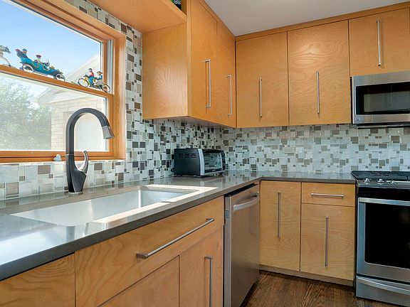 4th image of 2511 Whale Ave